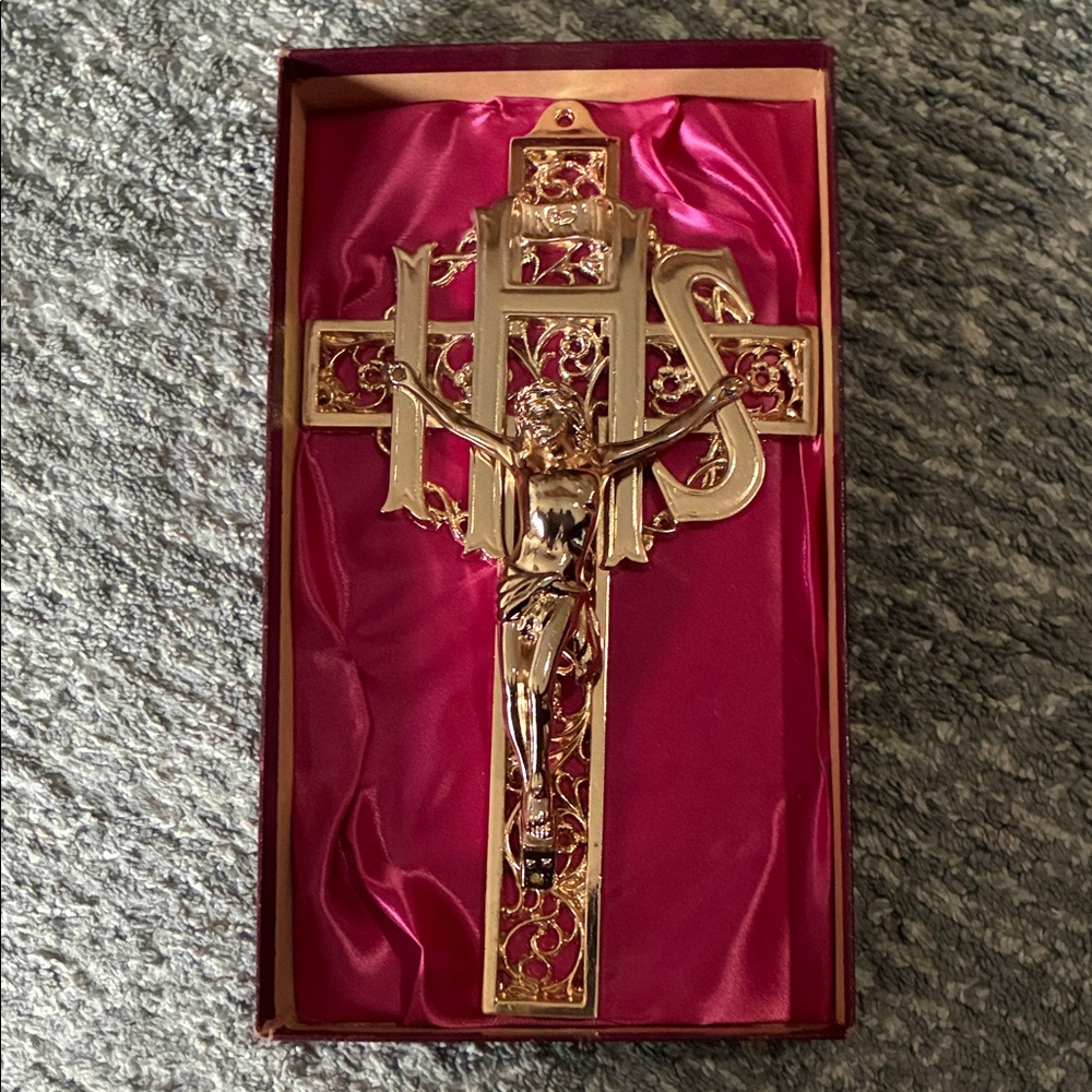 Vintage NOS Gold Tone IHS INRI Filigree Crucifix Wall Hanging in Original Box - Picture 1 of 6